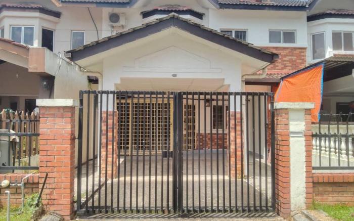 Indahpura Kulai 868 21pax 4BR double Story House