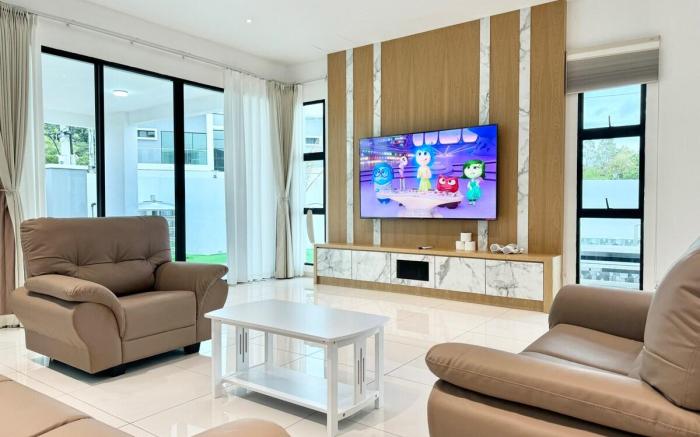 Luxury 5BR Home w/ Private Pool, 18Pax, Netflix