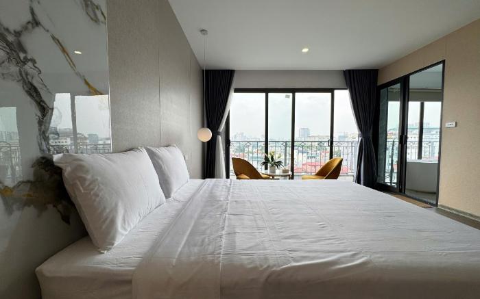 Leohousing studio room with big balcony