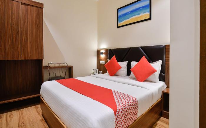 OYO 15535 Deluxe Residency