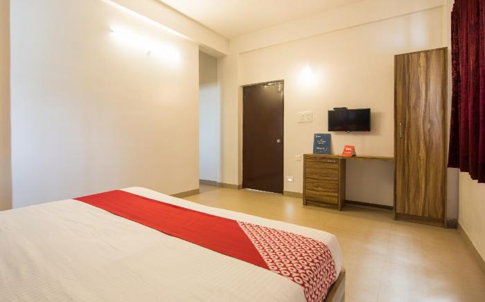 OYO Primrose Regency Near Amanora Mall