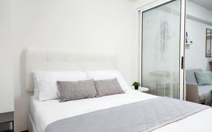 Unit Clyde: Fresh Condo across Ayala Cloverleaf