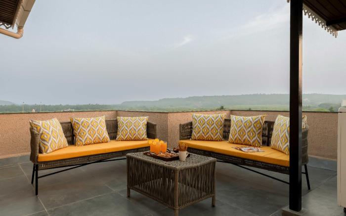 tisyastays | Emerald 3BHK Penthouse with Jacuzzi