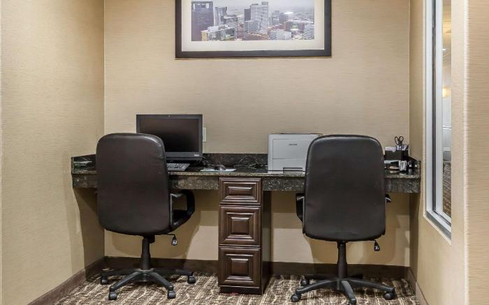Comfort Suites Houston IAH Airport - Beltway 8