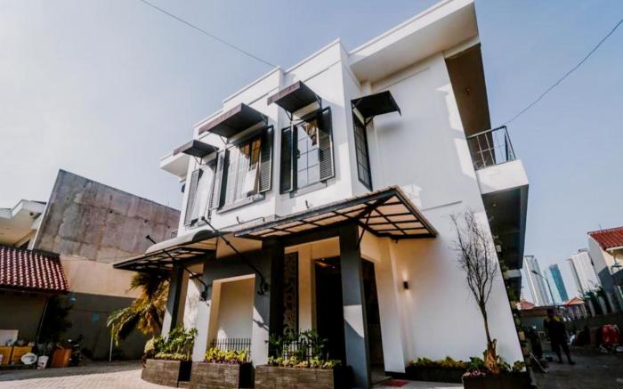 RedDoorz Plus near Mall Slipi Jaya