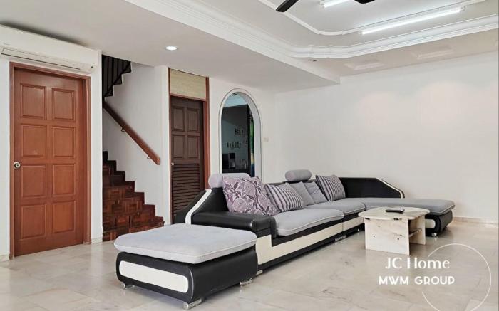 5 bedrooms fully Aircon Space Car Porch Event