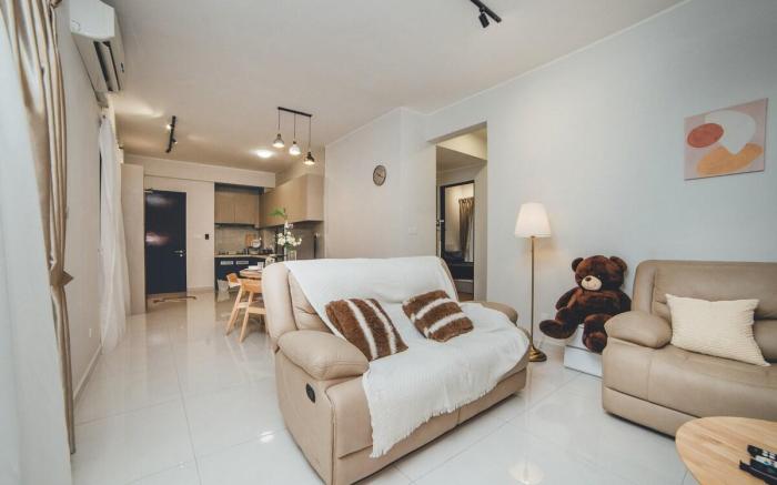 Bay Laurel Urban Poolscape 3BR6pax w Balcony