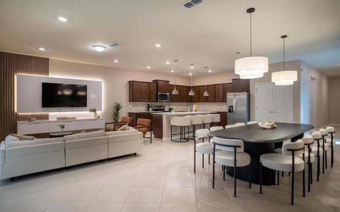 Stunning 10 Bed Home with Themed Rooms, Pool