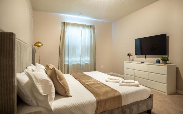 Fun and Relax, 10 Bed Home, Pool, Themed Rooms