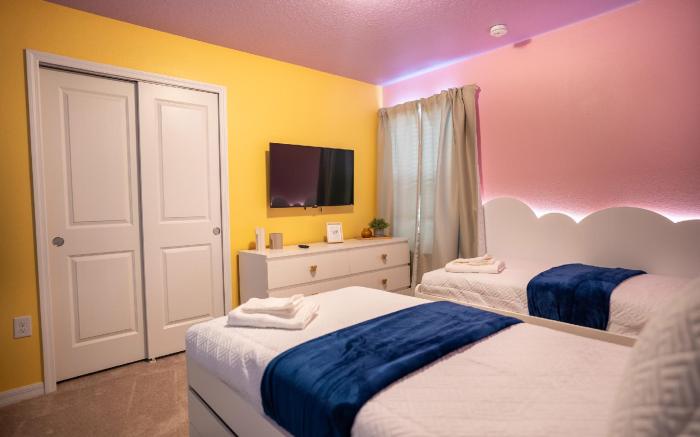 Fun and Relax, 10 Bed Home, Pool, Themed Rooms
