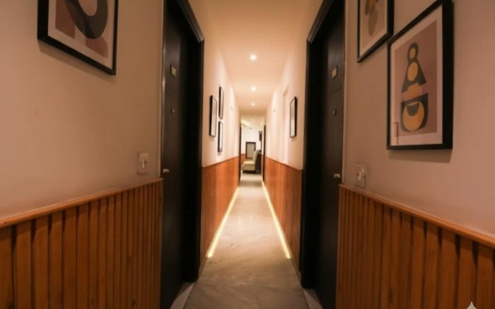 Hotel Shri Sai Deluxe - 1 Min from Adarsh Nagar Metro, Couple, Business and Family Friendly