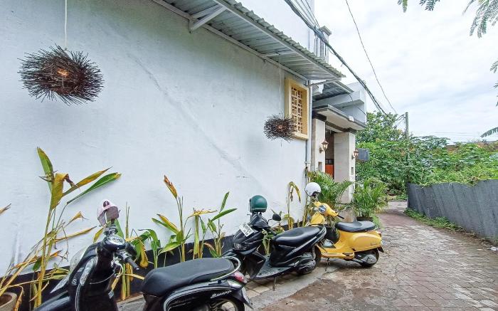 Widi Guest House near GWK Mitra RedDoorz