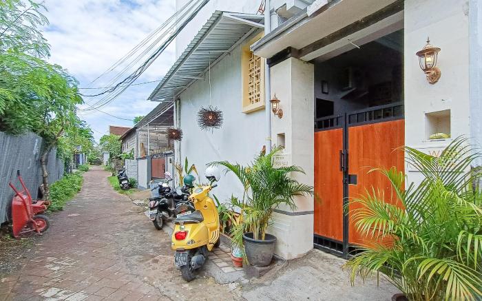 Widi Guest House near GWK Mitra RedDoorz