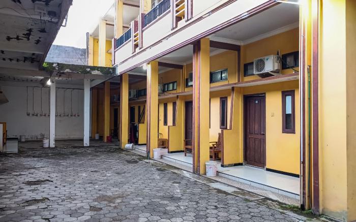 RedDoorz @ Ratu Homestay Syariah Near Lippo Mall Banyuwangi