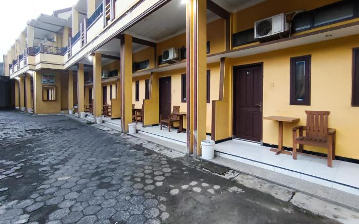 RedDoorz @ Ratu Homestay Syariah Near Lippo Mall Banyuwangi