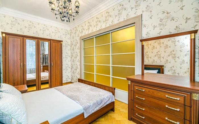 Romantic one bedroom on Fountain Square Nizami st