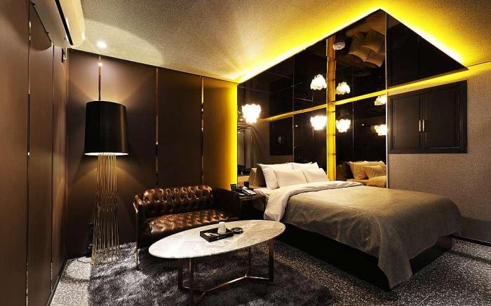 THE GRAY HOTEL