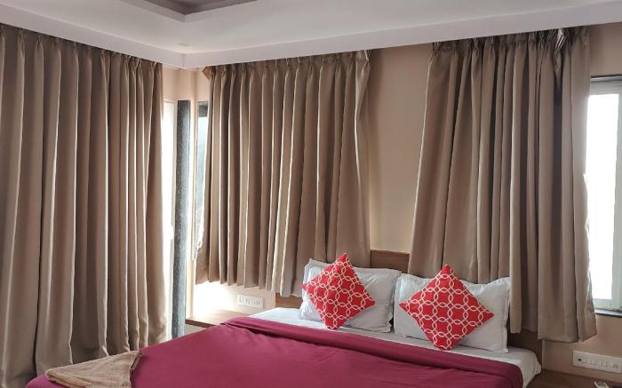 Misty Cliff Pachgani, Luxurious valley view rooms