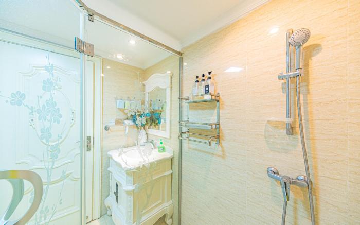 Mist Haven - Yuejiang Luxury Four-Bedroom Suite with River View, Five Beds, European Style