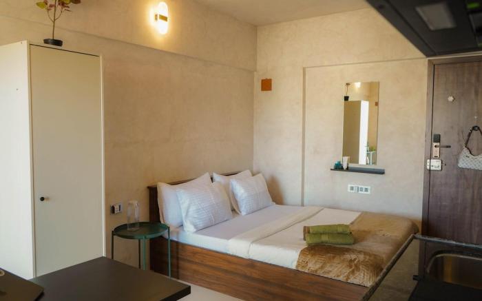 Luxe Studio w Coffee Machine, Wifi, Balcony & A/C