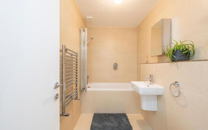 4BR City View on Terrace Flat in Central London!