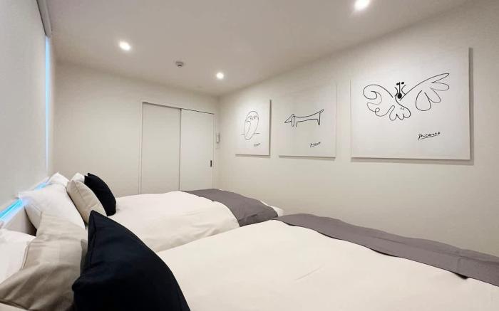 Unique Modern & Japanese Style 2BR Apartment for 8