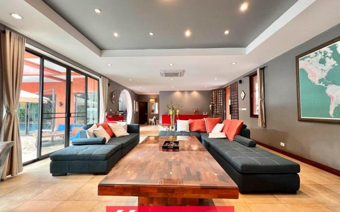 Luxury Earth Villa. Tropical Vibes, Pool Table.