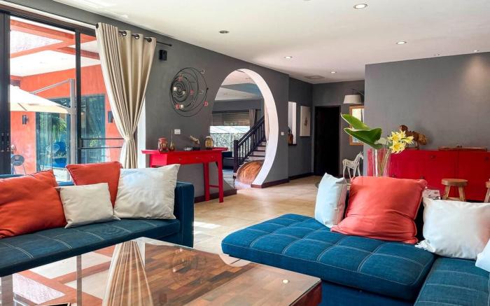 Luxury Earth Villa. Tropical Vibes, Pool Table.