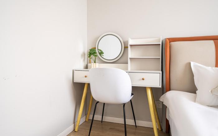 Book and Bed-人民广场地铁站步行三分钟｜近外滩｜南京路步行街｜南京西路｜静安寺｜金瓯