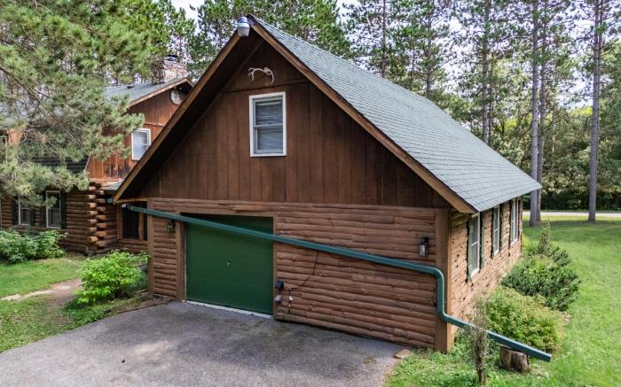 Dog Friendly Log Cabin sleeps 25+ near Dells/Lake