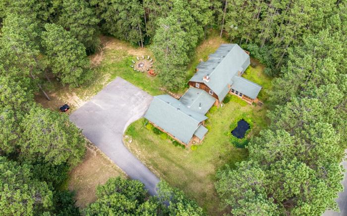 Dog Friendly Log Cabin sleeps 25+ near Dells/Lake