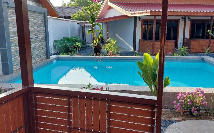 Phuket Palai Hideaway | Poolfront Bungalow 4