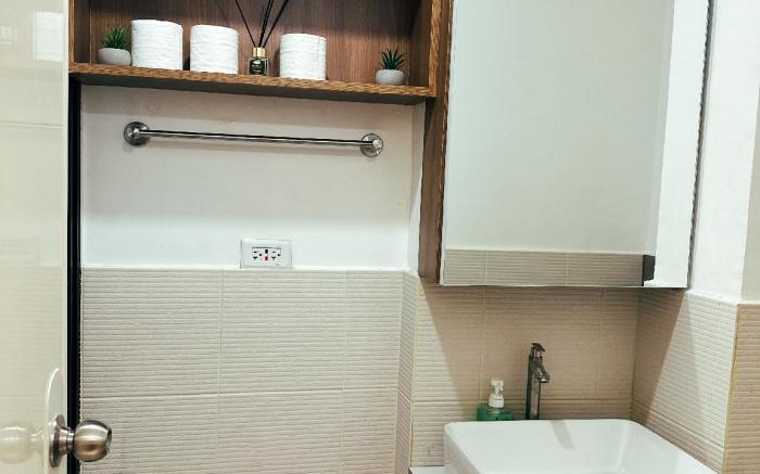 1BR Penthouse, Hi-speed Wifi w/ Balcony & Netflix