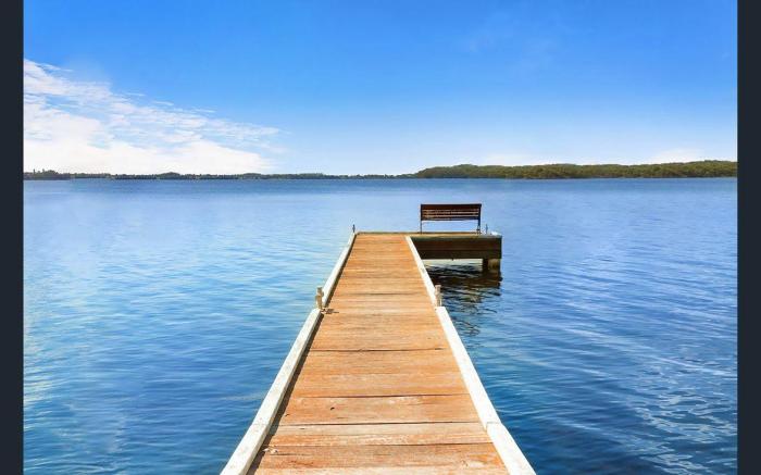 Kabine Waterfront Lakehouse in Sunshine