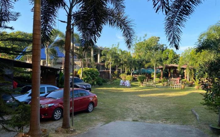 Mom's Shie Restaurant / Apartelle