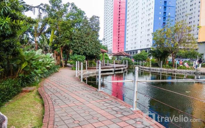 Comfy 2BR Near Mall Green Pramuka City By Travelio