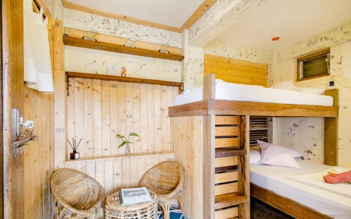 Alon and Sandy room for 2pax