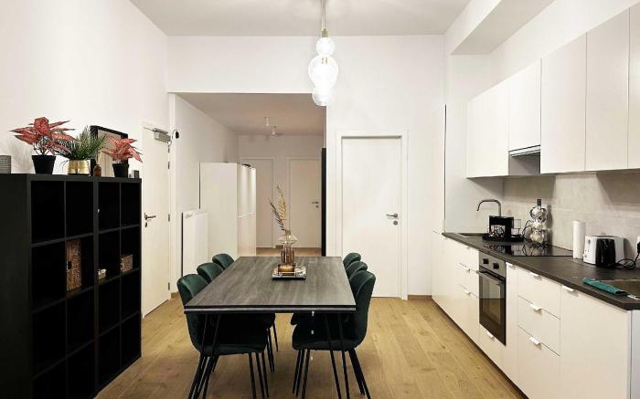 Luxury 2BR 2BA Near Fashion District by OneLuxStay