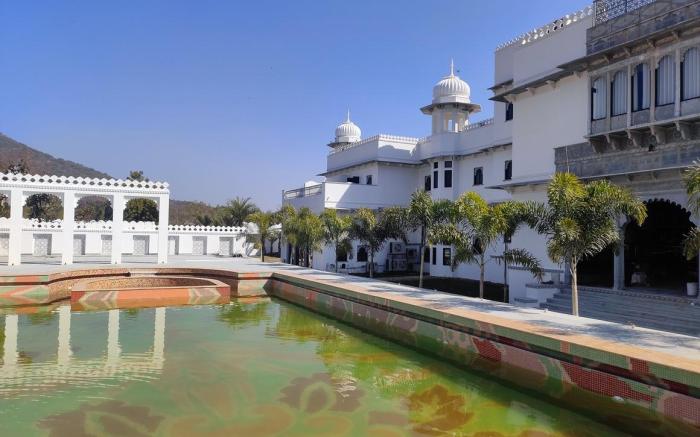 Daulatgarh Resort and Spa