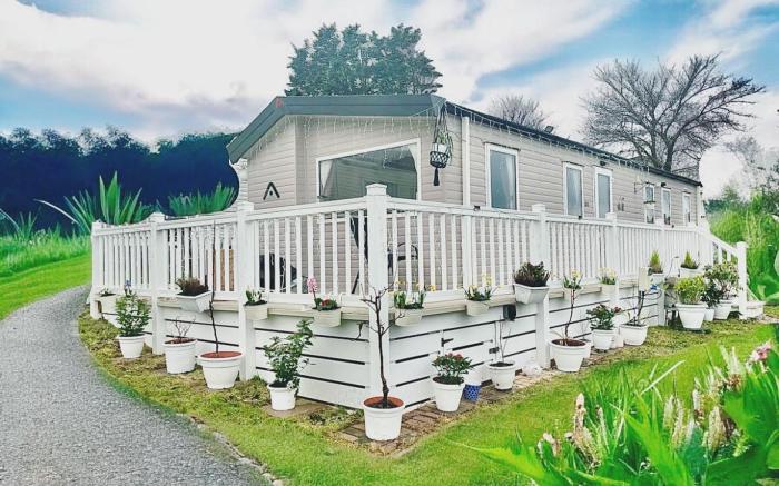 Cozy Newquay Lodge with Private Hot Tub, Fir Pit Table and 3 bedrooms, Sleeps 9