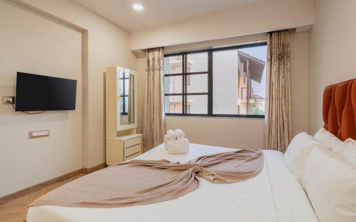 ELIVAAS 1 BHK with Rooftop Pool - Kamerios Skye