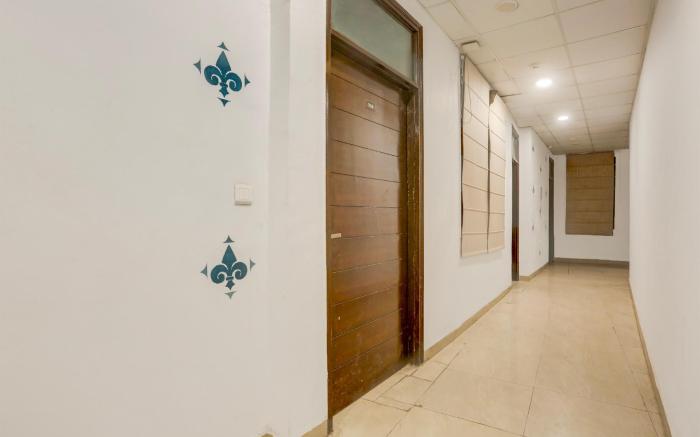 Super OYO Townhouse Anmol Residency Near Saket Metro Delhi