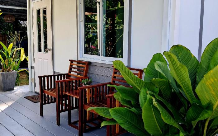 The 'White House' Tala Buea Dang Isaan Home Stay