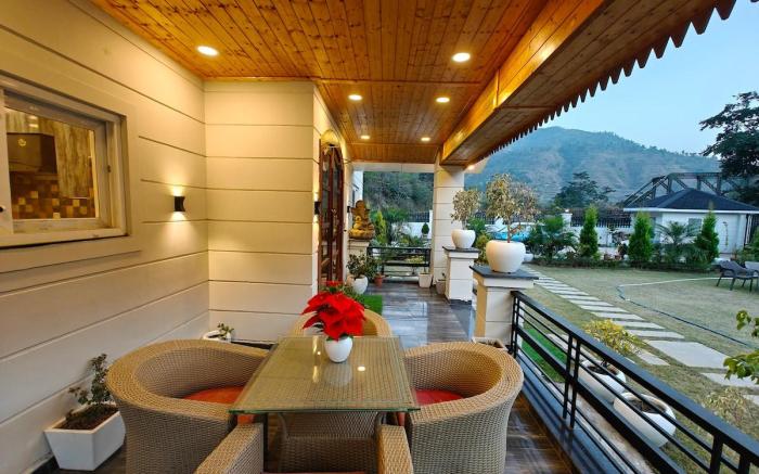 The Paradise ~ Luxury 3BR Villa near the Airport