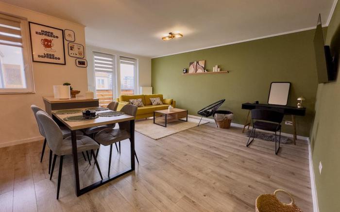 Urban quiet area w/Parking+Balcony+King bed