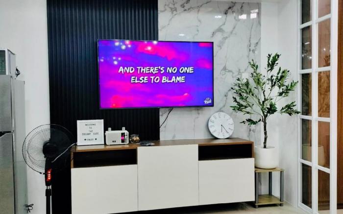 Newly opened near MOA & Airport w/PS4 and karaoke