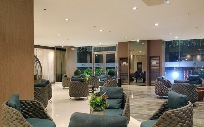 Newly opened near MOA & Airport w/PS4 and karaoke