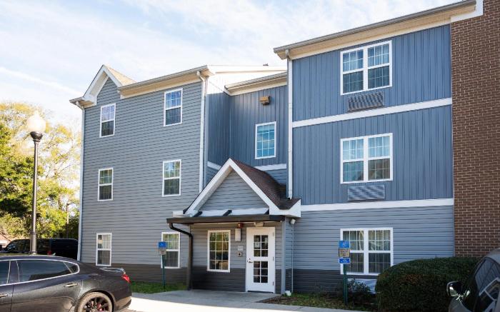 Alluxsuites at 1876, an Ascend Collection Hotel