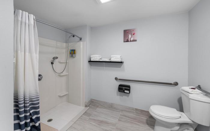 Admiralty Inn & Suites - a Red Collection Hotel