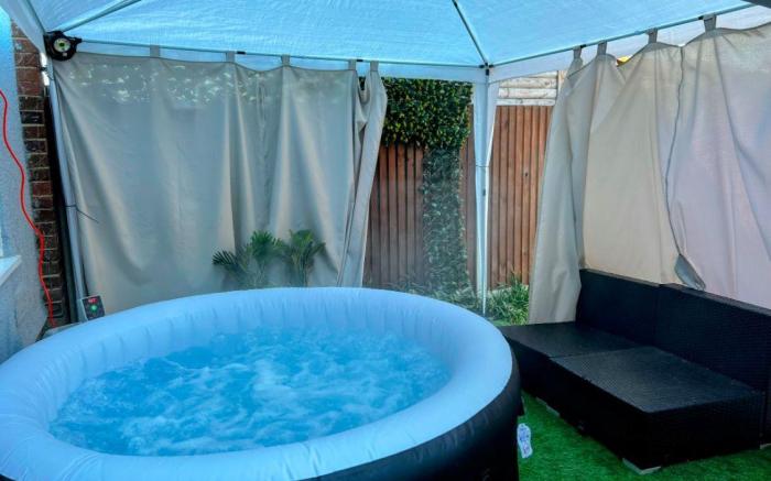 Luxurious Modern House with HotTub and FreeParking